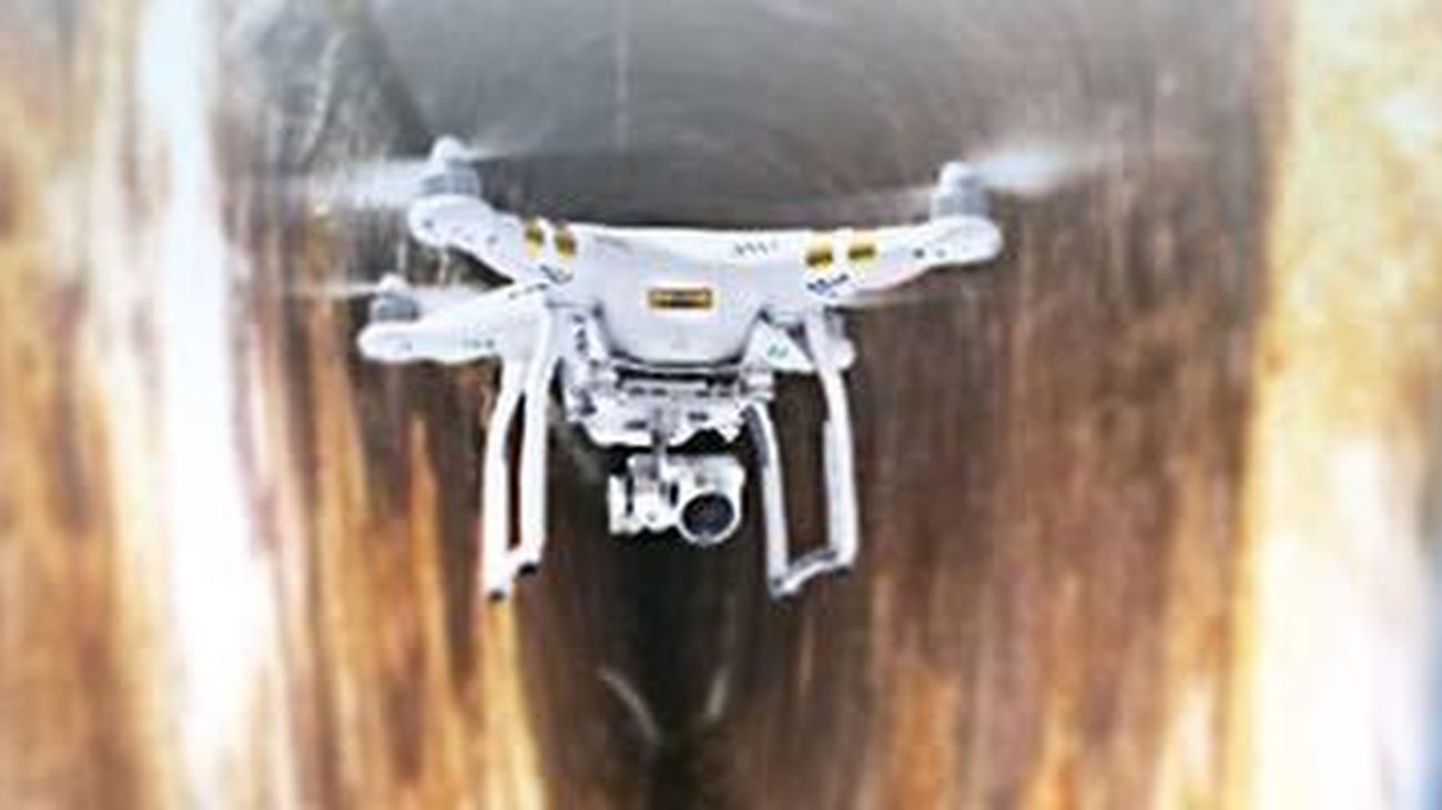 Un dron vuela dentro de una conducción
