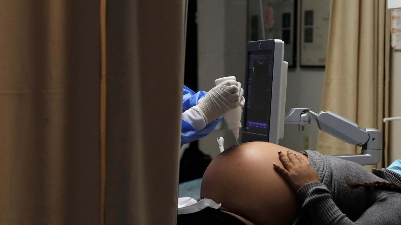 Una mujer embarazada se somete a una prueba médica
