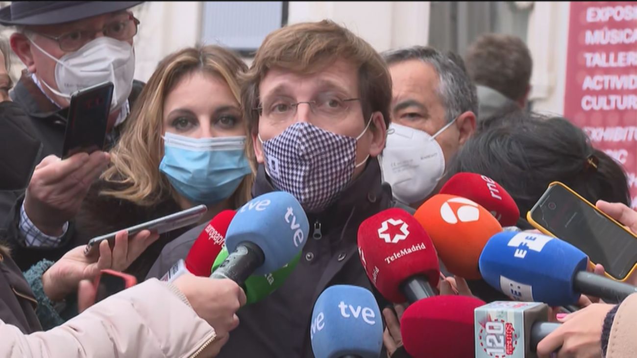 Almeida niega haber descalificado a Almudena Grandes y recuerda que votó a favor de darle una calle