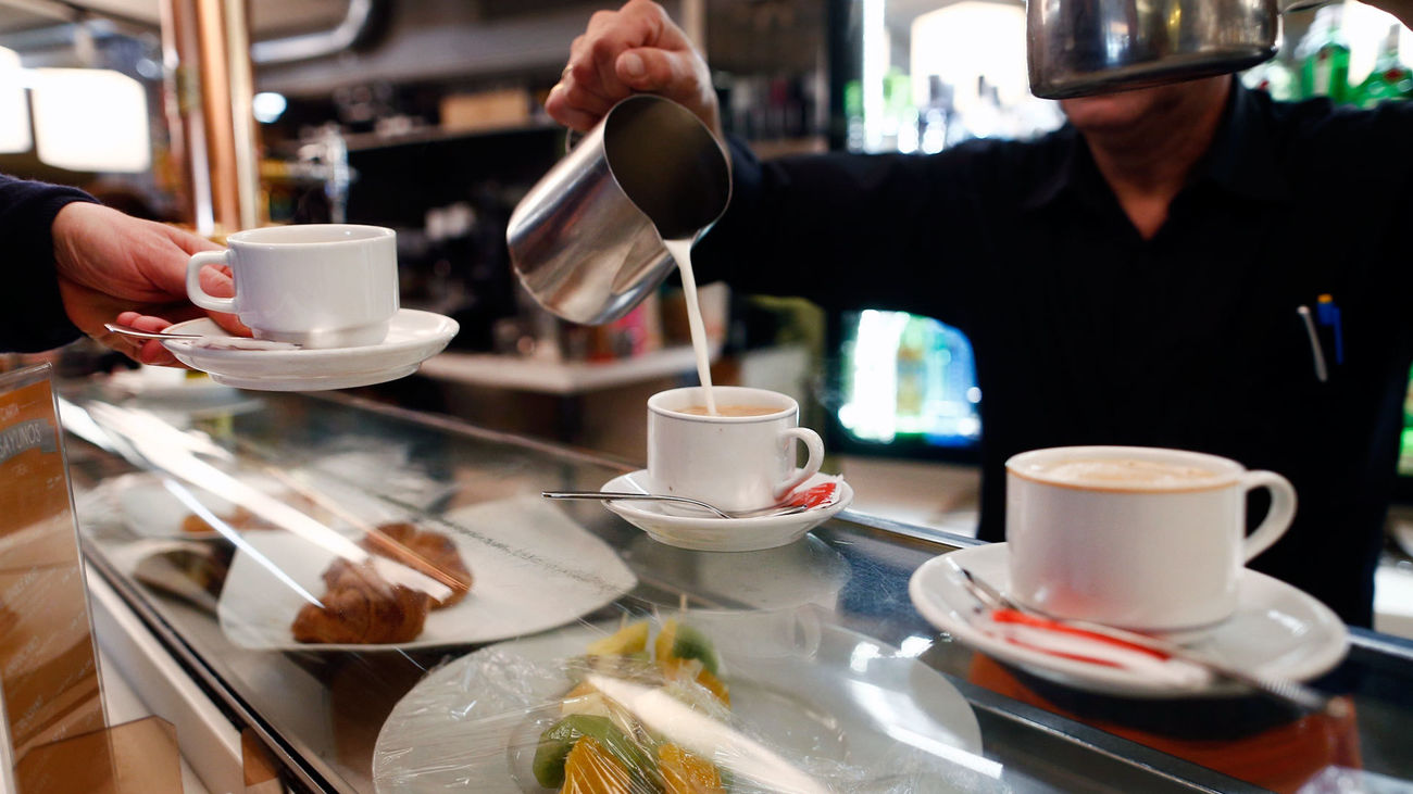 ¿Seguirá tomando café en los bares si sube su precio hasta los 2 euros?