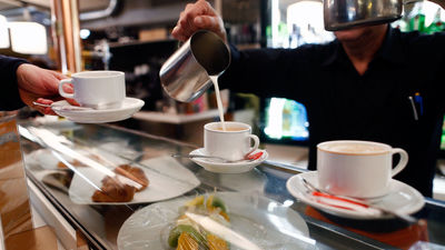 ¿Seguirá tomando café en los bares si sube su precio hasta los 2 euros?