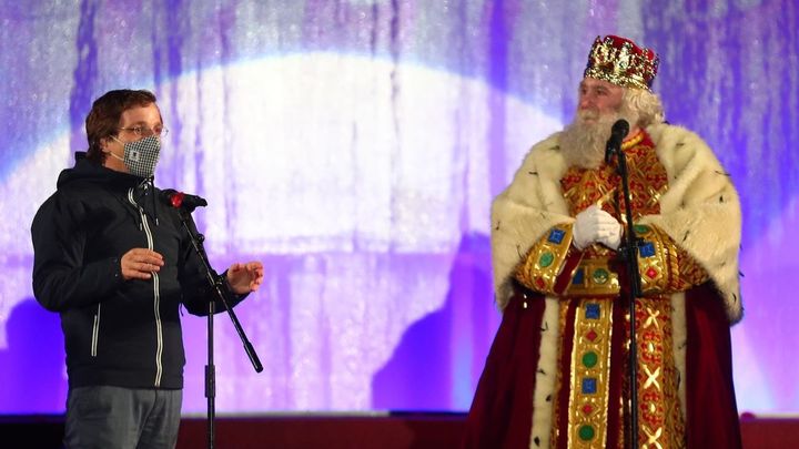 El Alcalde Almeida da la bienvenida a los Reyes Magos en la Cabalgata de Reyes de Madrid