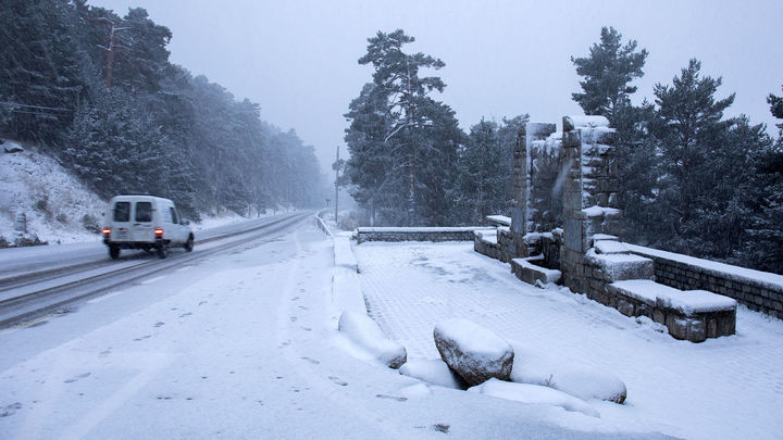 El 112 Comunidad de Madrid aconseja evitar desplazarse este miércoles a la sierra por la nieve