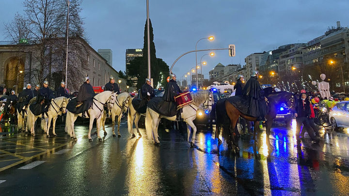 Los jinetes de la Policía Municipal de Madrid acompañan a los Reyes Magos