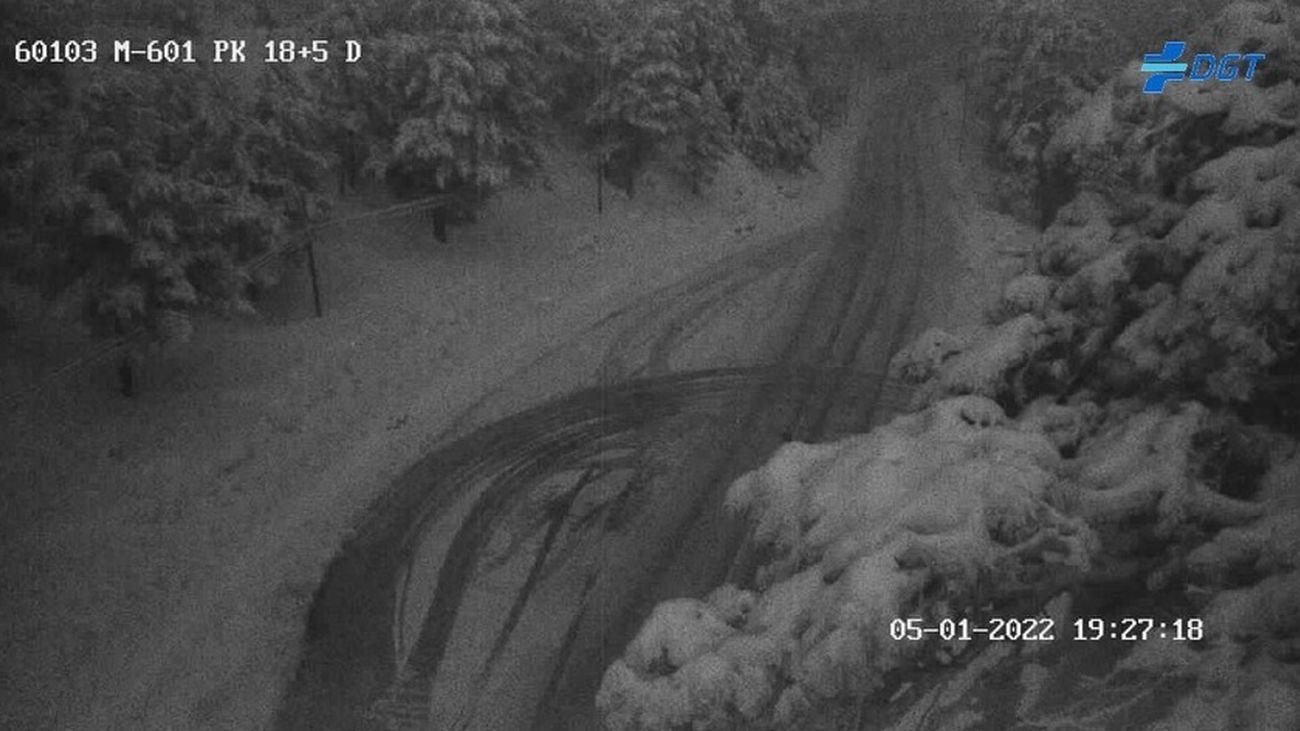 Estado de la carretera de subida al Puerto de Navacerrada a última hora de la tarde de este 5 de enero