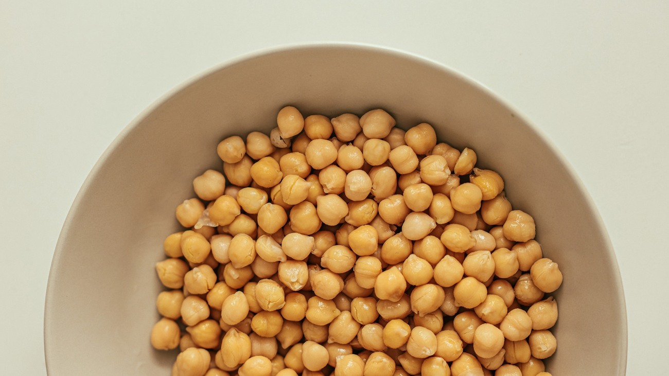 ¿Eres de los que tira el líquido de los garbanzos en bote? No lo hagas