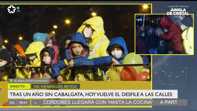 Los sanitarios madrileños acompañan a los Reyes Magos en la Cabalgata