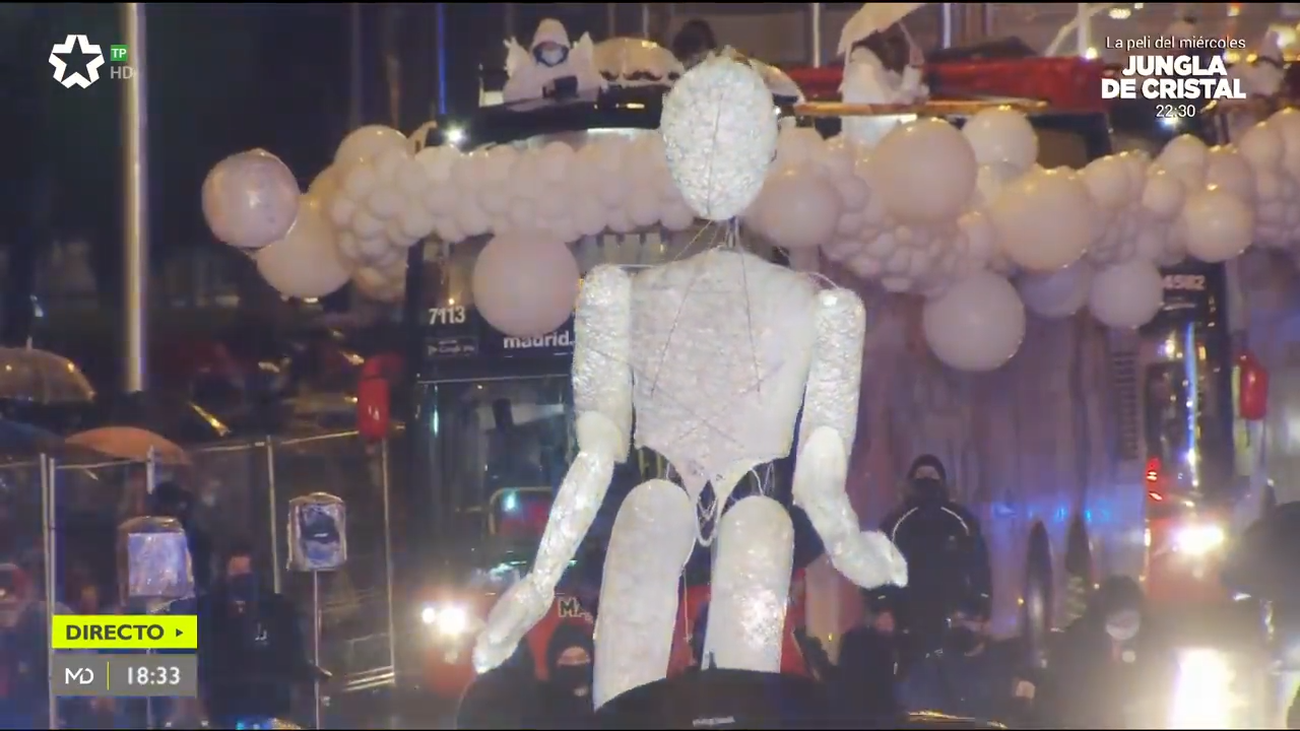 Una marioneta gigante simboliza a los abuelos en la Cabalgata de Reyes de Madrid