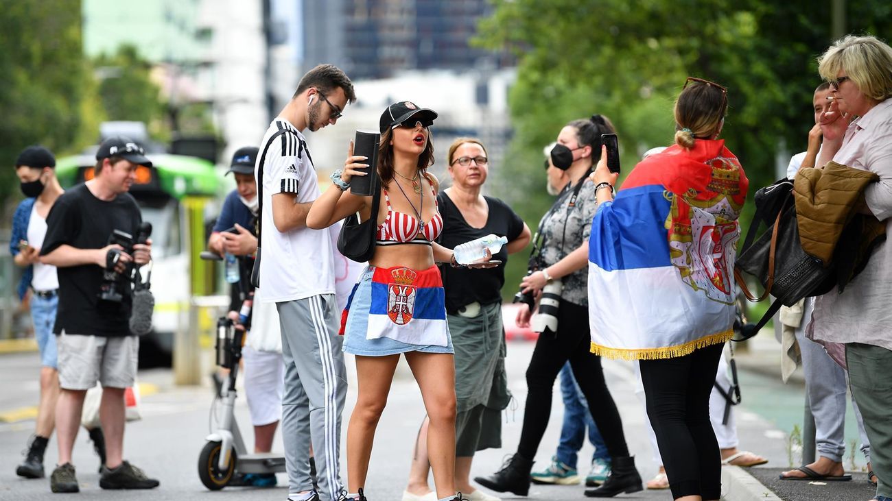 Seguidores del tenista serbio Novak Djokovic en las inmediaciones del hotel Park de Melbourne, al que ha sido trasladado el deportista