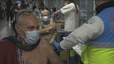 Los contagiados tienen que esperar cuatro semanas para vacunarse tras el diagnóstico positivo de Covid