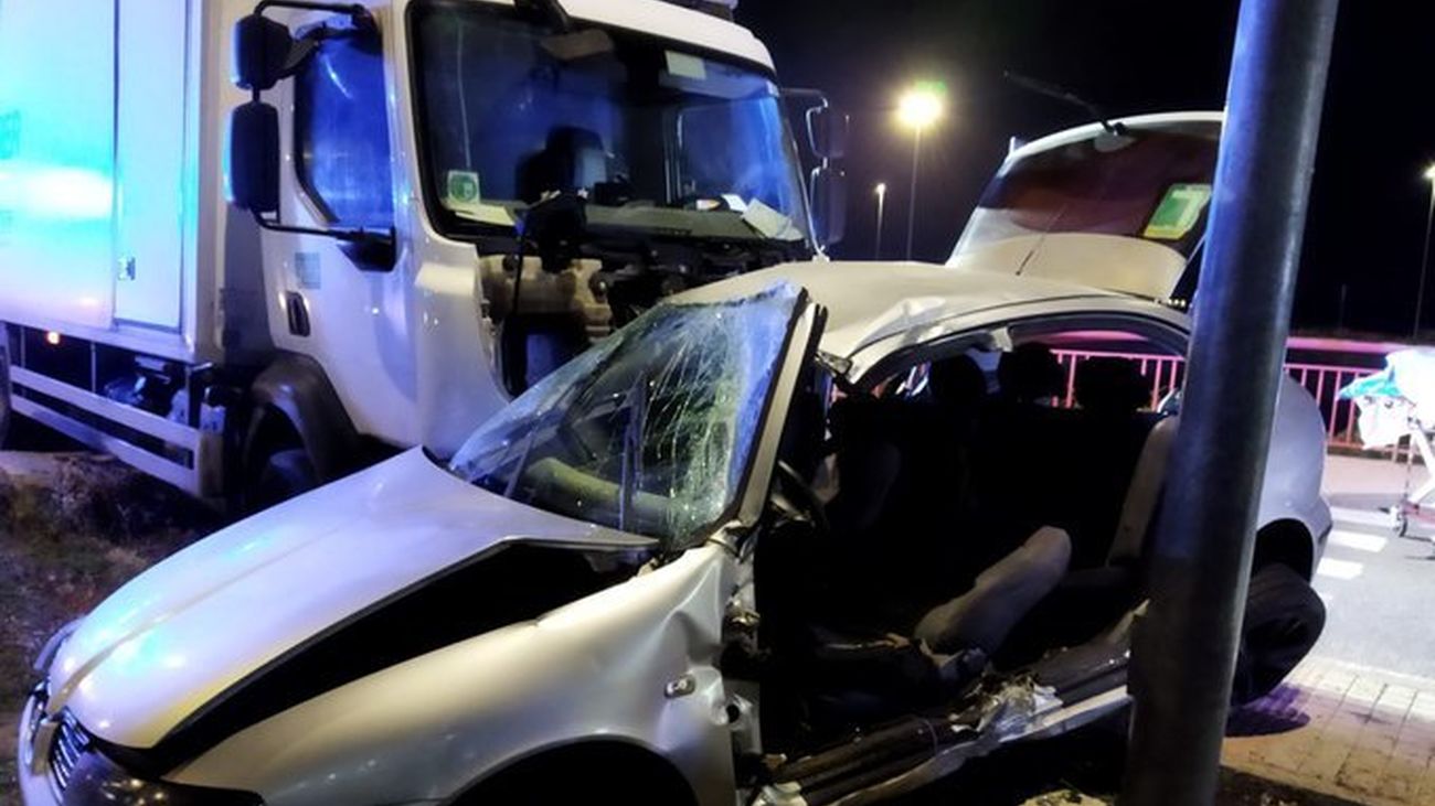 Muere un hombre al colisionar un camión y un turismo en Alcalá de Henares