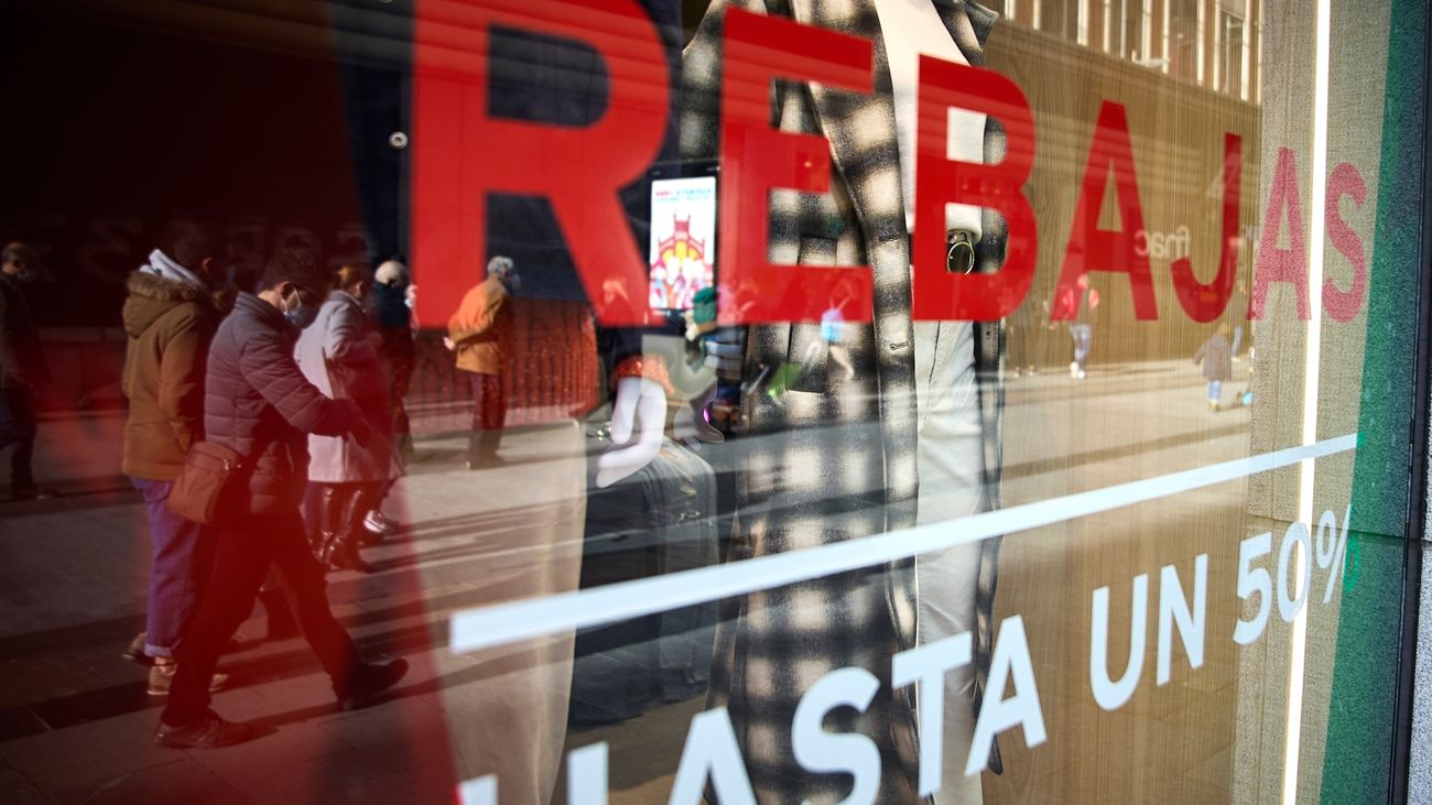 Establecimiento con el cartel de Rebajas