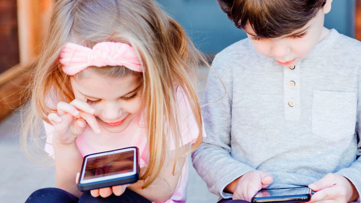 Niños pegados a una pantalla: los peligros de la sobreexposición al móvil y la televisión