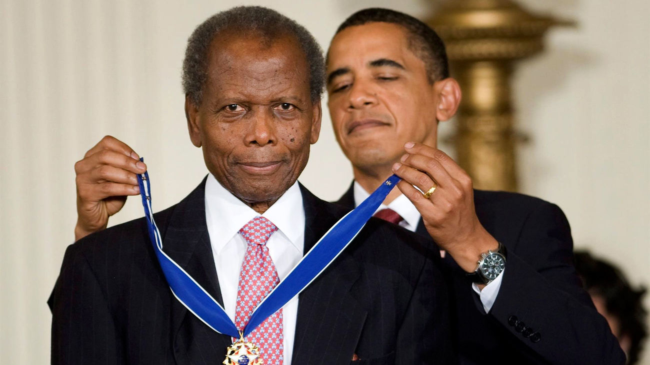 El actor Sidney Poitier recibe la Medalla de la Libertad en 2009 de la mano del presidente Obama