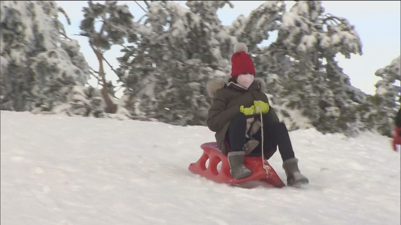 Lleno absoluto en Navacerrada para disfrutar del fin de la Navidad