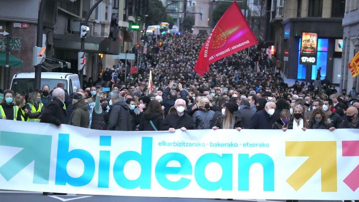 Cerca de 200 manifestaciones piden en País Vasco y Navarra el acercamiento de los presos de ETA