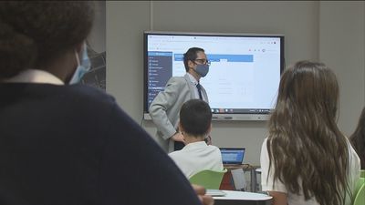 Los alumnos madrileños regresan este lunes a las aulas pendientes de la evolución de la sexta ola