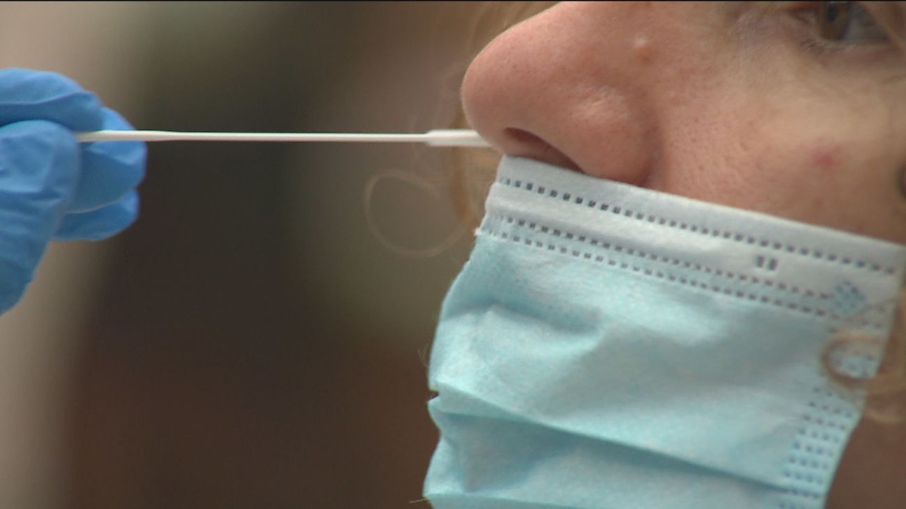 Una mujer se realiza un test de antígenos