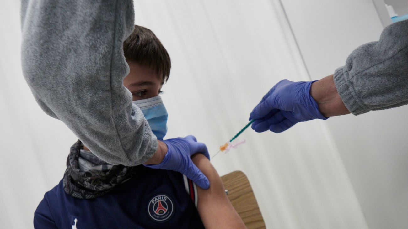 Un niño recibe una vacuna Covid