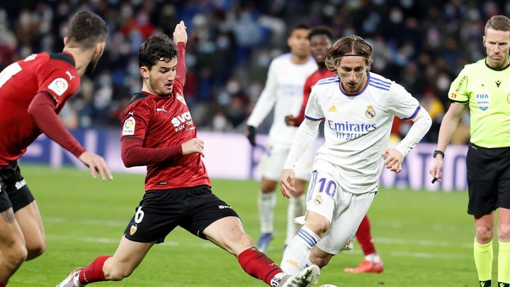 Modric ante el Valencia / EFE