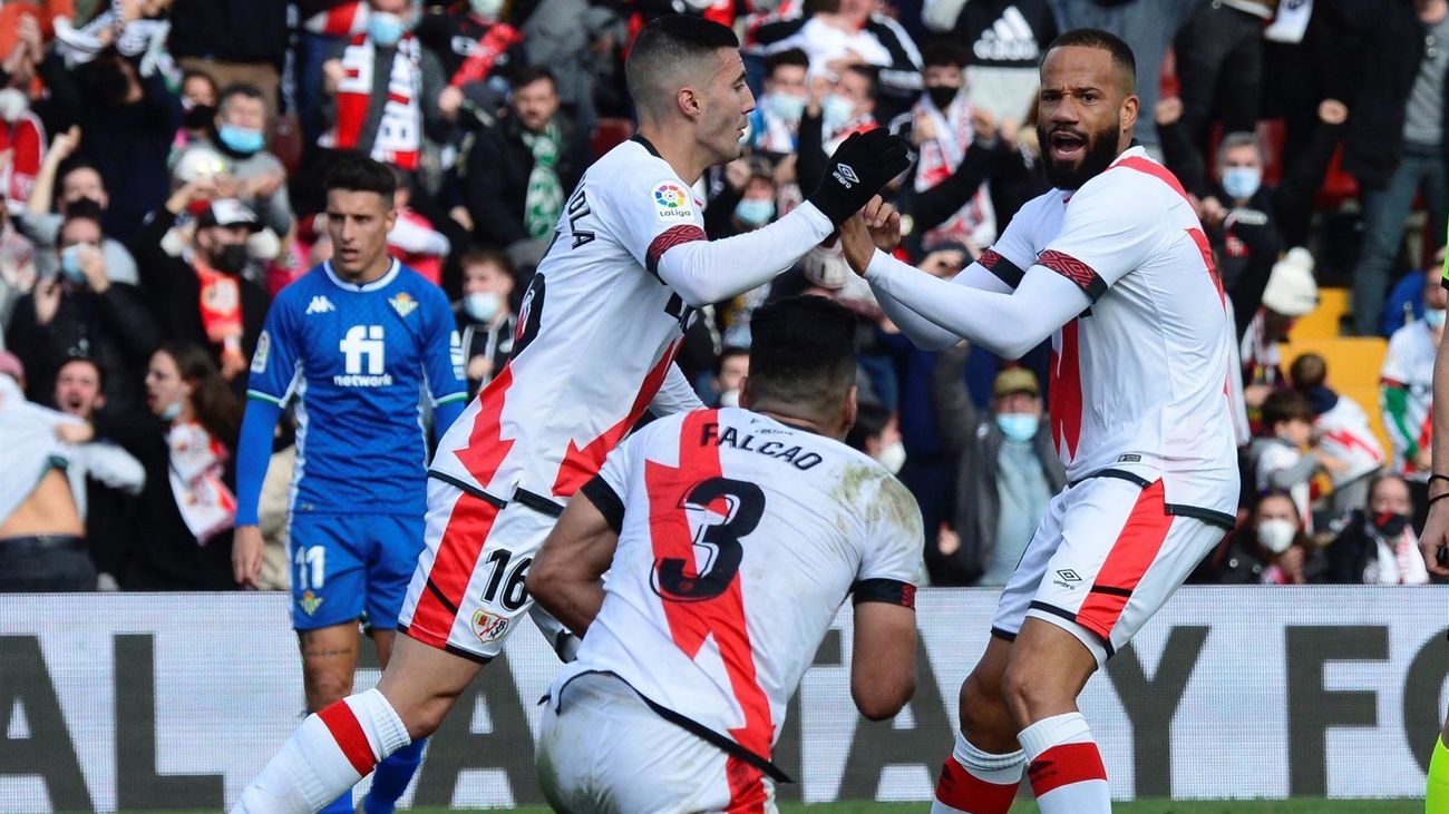 Los jugadores del Rayo celebran su primer gol ante el Betis