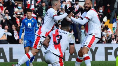 1-1. El Betis sale vivo del asedio del Rayo