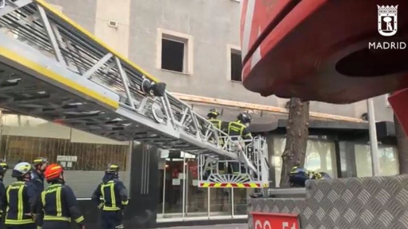 Bomberos de Madrid trabajan para evitar la caída de una marquesina