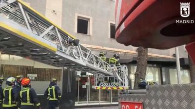 Bomberos de Madrid evitan la caída de la marquesina de un hotel en Paseo de la Chopera
