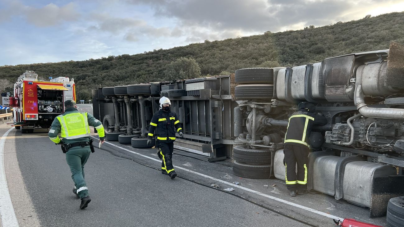 Camión volcado en la M-311