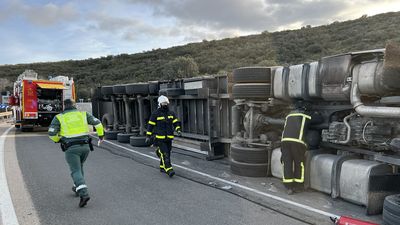 Herido el conductor de un camión tras sufrir un vuelco en la M-311