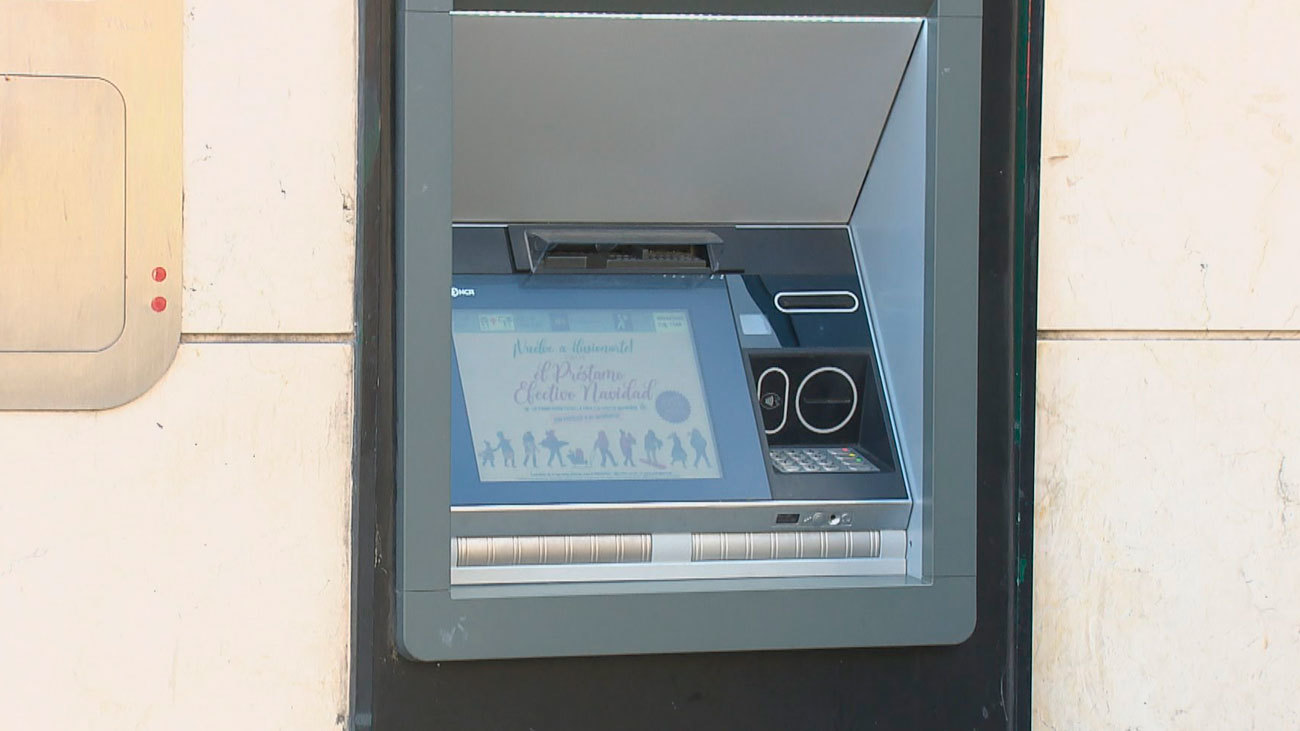 Cada vez hay menos cajeros, pero se usan más