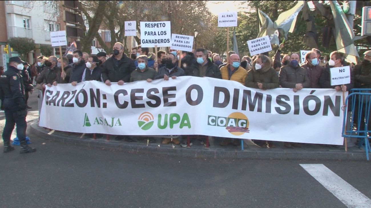 Sánchez recibe en Palencia las protestas de ganaderos y agricultores