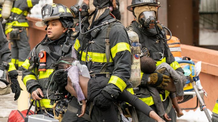 El Bronx, de luto: 19 muertos y decenas de heridos en el incendio de un edificio