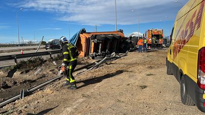 Un camión cargado de arena vuelca tras embestir a una furgoneta en la M-50, a la altura de Getafe