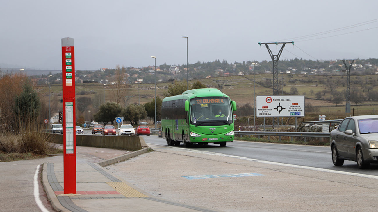 Parada y autobús en la carretera que une Colmenar Viejo y Manzanares El Real
