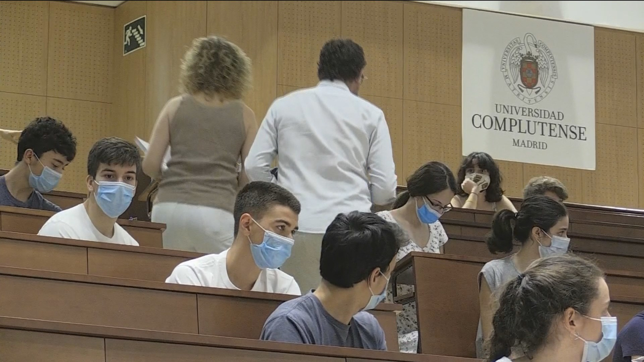 Estudiantes durante un examen en la Universidad Complutense de Madrid