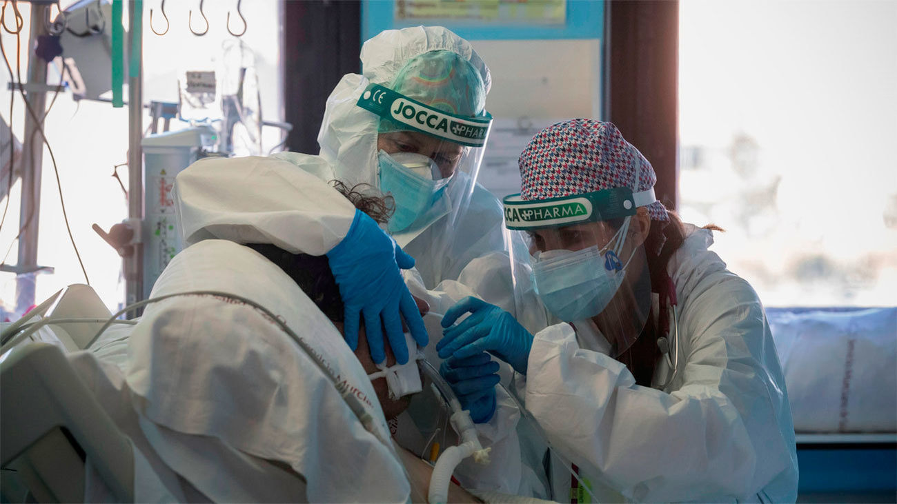 Sanitarios atienden en una UCI a un enfermo de Covid