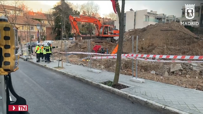 Bomberos del Ayuntamiento trabajan en una fuga de gas en Mirasierra