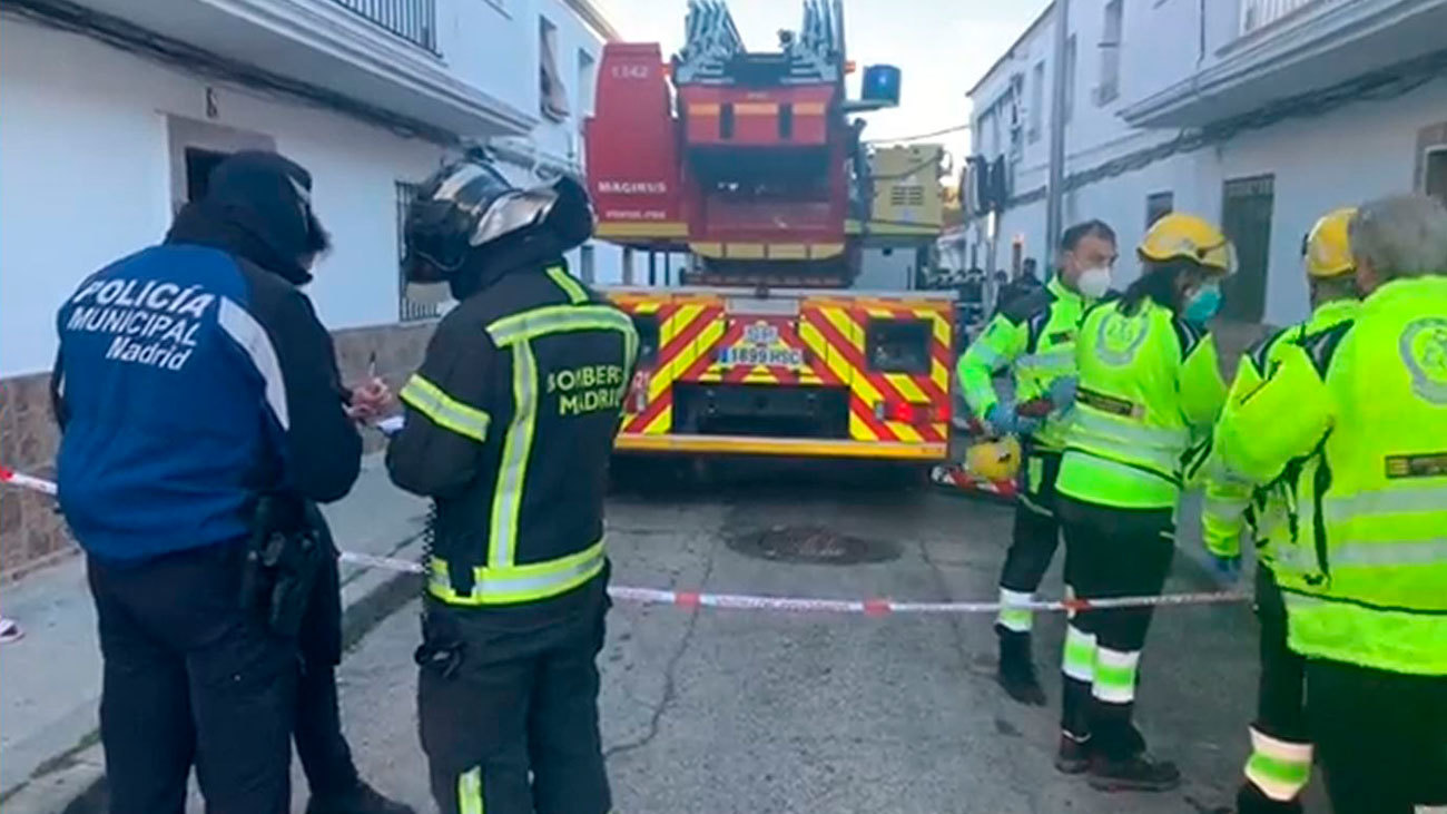 Los bomberos rescatan a una mujer de 65 años del incendio de un edificio en Lucero