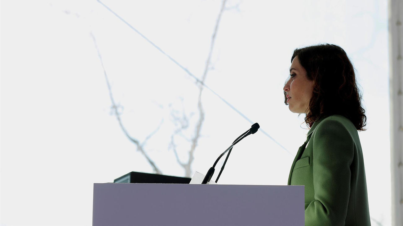 La presidenta de la Comunidad de Madrid, Isabel Díaz Ayuso, durante la inauguración de una electrolinera en Pozuelo de Alarcón