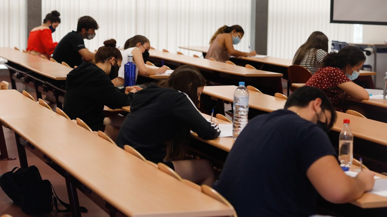 Universitarios en un examen en Madrid