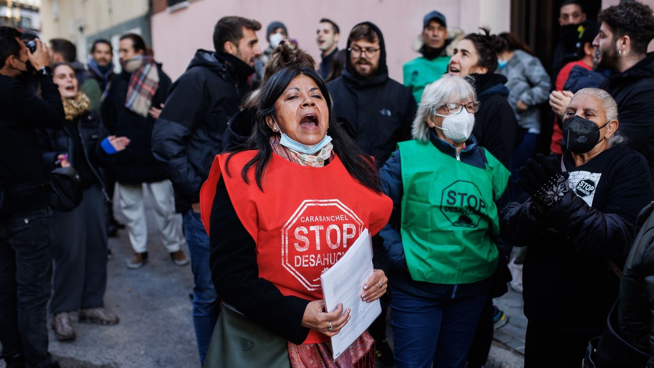 Varios activistas de la plataforma 'Stop desahucios', durante un intento de desahucio en Carabanchel