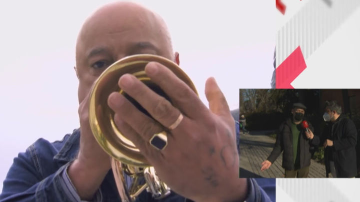 Los vecinos se quejan de un trompetista con amplificador que toca a las puertas de una biblioteca del Retiro