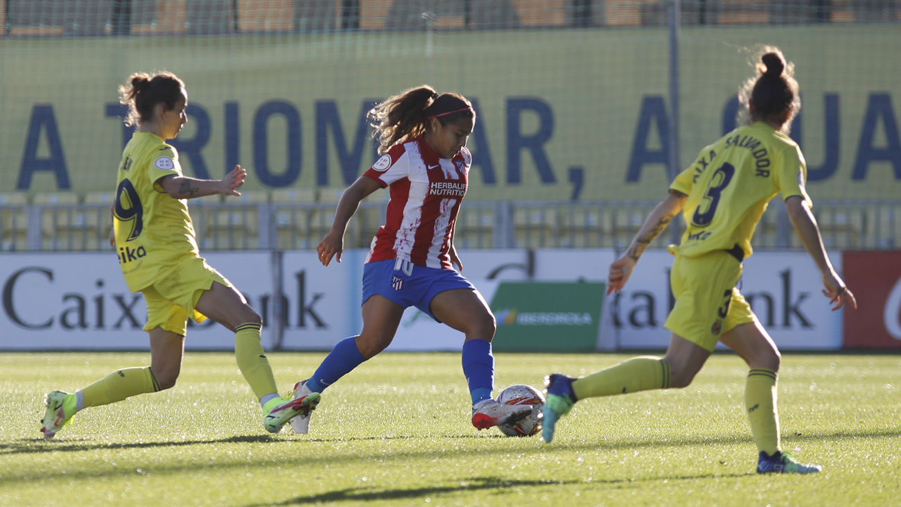 Atlético femenino ante el Villarreal