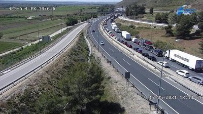 Cortada la A-4 a la altura de Aranjuez tras volcar un camión en la calzada