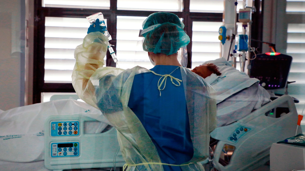 Una enfermera cuida de un paciente en la unidad de cuidados intensivos del hospital Son Espases en Palma de Mallorca