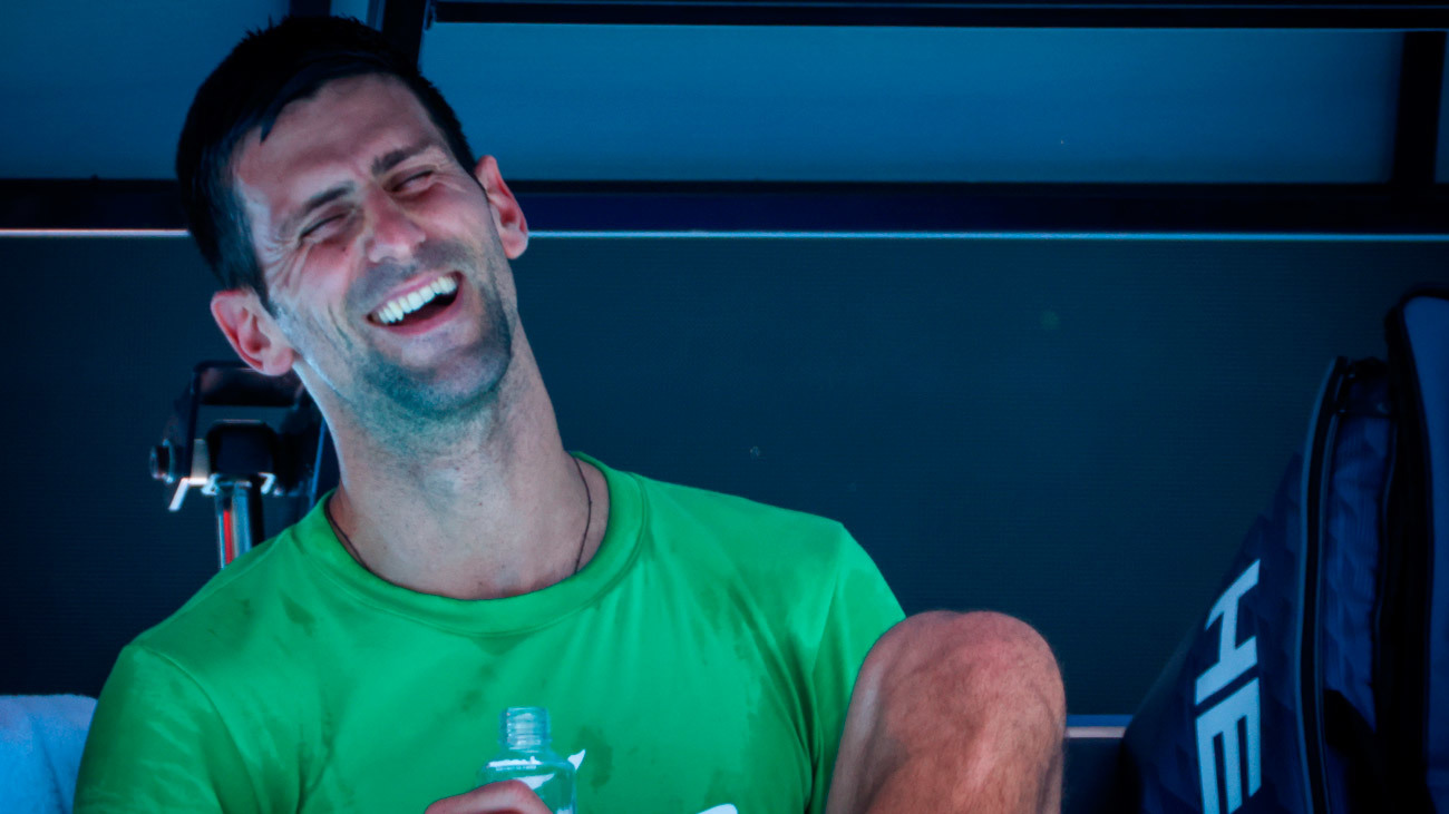 Novac Djokovic sonríe durante un entrenamiento en el Open de Australia