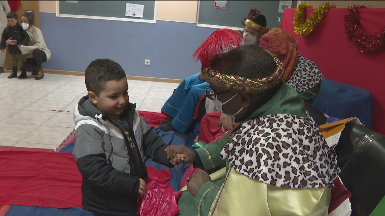 Los Reyes Magos iluminan Cañada Real con la entrega de regalos a los niños