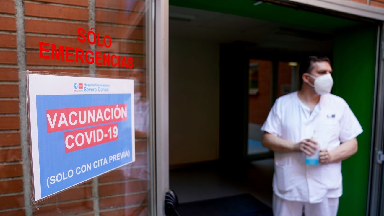 Enfermero a las puertas del Hospital Severo Ochoa de Leganés