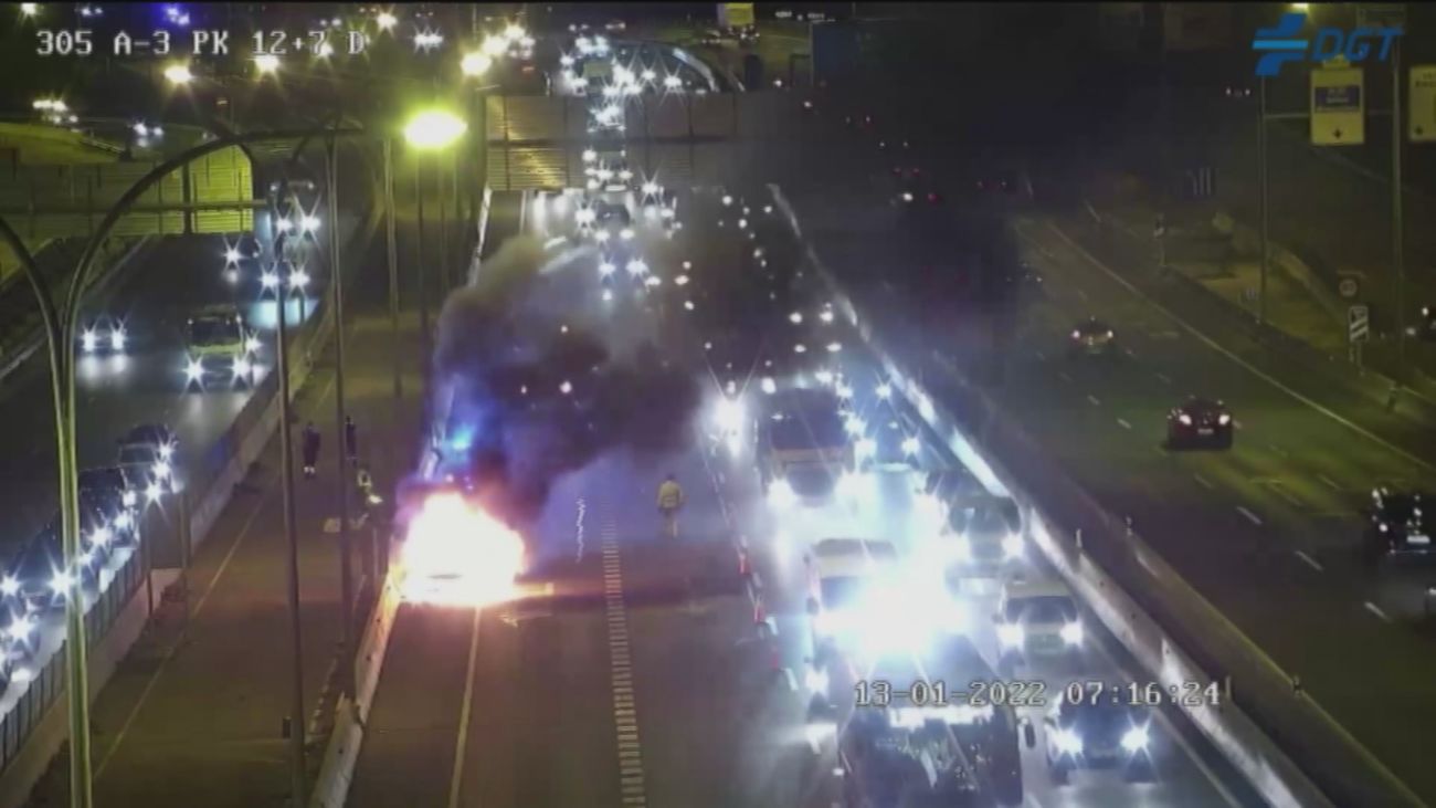 Sofocado el incendio de un vehículo en la A-3 que ha mantenido cortado un carril a la altura de Santa Eugenia